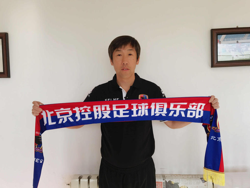 和华纳谈妥合作后，他向《猎魔人》剧组请假外出，剧组也不知道他临时请假是去拍《黑亚当》